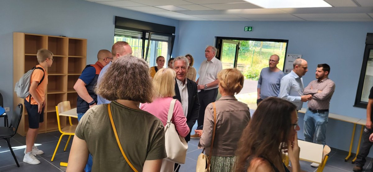 Clg_Salengro's tweet photo. Inauguration des nouveaux bâtiments ! Des élèves et partenaires satisfaits de l'amélioration et des personnels soulagés de la fin des travaux. 
Des 4ème SEGPA au service avec brio !!!
#department62
#dsden62
#segpa https://t.co/GKHvLYe1BI