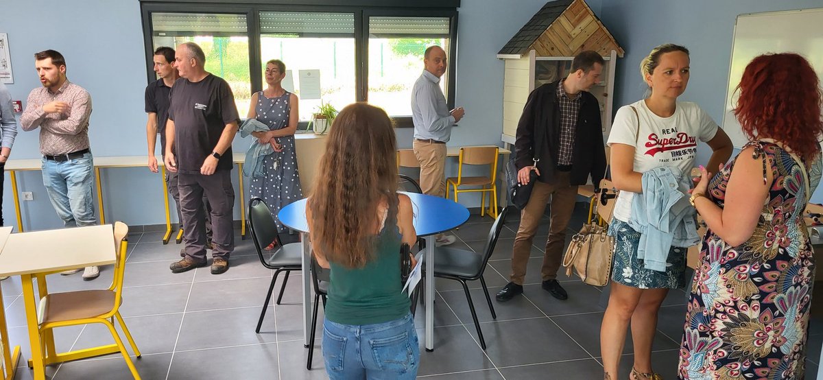 Clg_Salengro's tweet photo. Inauguration des nouveaux bâtiments ! Des élèves et partenaires satisfaits de l'amélioration et des personnels soulagés de la fin des travaux. 
Des 4ème SEGPA au service avec brio !!!
#department62
#dsden62
#segpa https://t.co/GKHvLYe1BI