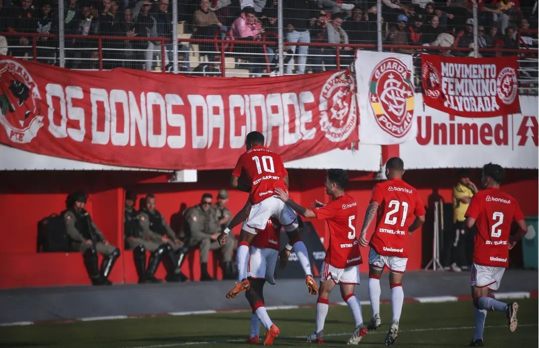 SCIAlvoradaP7's tweet photo. Alvorada respira INTERNACIONAL, 24h por dia!!
Quartas de final do Gaúchão sub-20.
GUARDA POPULAR - ALVORADA PTE
#OsDonosDaCidade https://t.co/kpI4cuSlvm