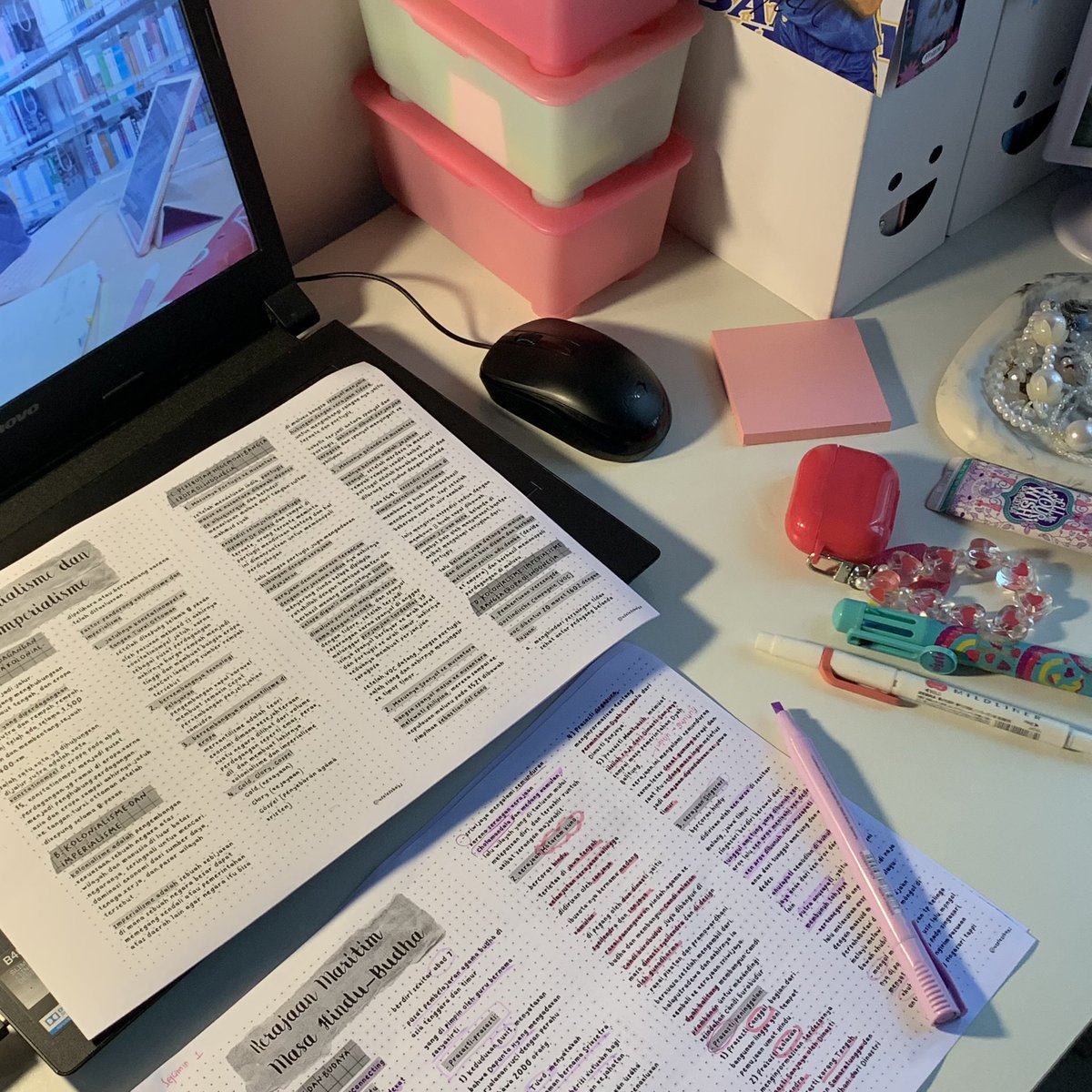 kaifelatteee's tweet photo. studying hard bcs i cant use the beauty privilege #studytwt https://t.co/AnSMtCMO4Y