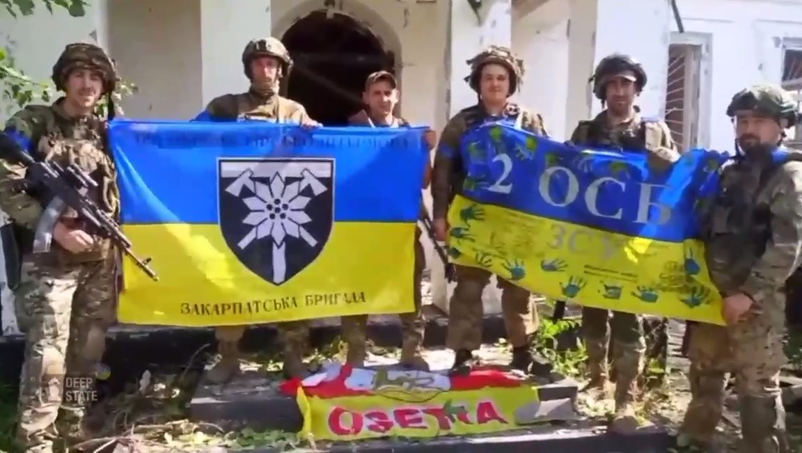 new27brigade's tweet photo. 23/6/20. 俄羅斯風暴奧賽第營(Storm Ossetia Battioation)在烏軍反攻至皮亞提卡基(Pyatikhatky)之前有多達 300 到 1000 名士兵，現在他們還不到 16 名士兵，如今整個營已經幾乎全殲滅，烏軍在皮村收復影片顯示，士兵腳踩的旗幟就是該單位的軍旗 https://t.co/BtZiYfpUSO