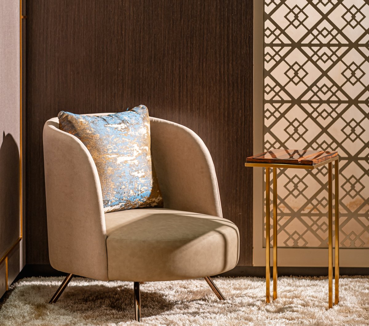 InsimaFurniture's tweet image. From the plush velvet single sofa to the shimmering detail on table, every element of the opulent corner exudes elegance and class. Indulge in the ultimate luxury experience and bask in the timeless beauty. #BespokeFurniture #CustomizedFurniture #InsimaFurniture