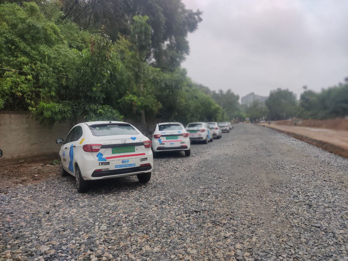 eshant_mittal's tweet photo. Disappointed with @BluSmartIndia for carelessly parking their vehicles in non-parking areas and causing chaos in our society. Residents are frustrated with blocked roads and restricted access to their homes. Take responsibility and ensure this issue is resolved @blrcitytraffic https://t.co/Mz9AowJtFy