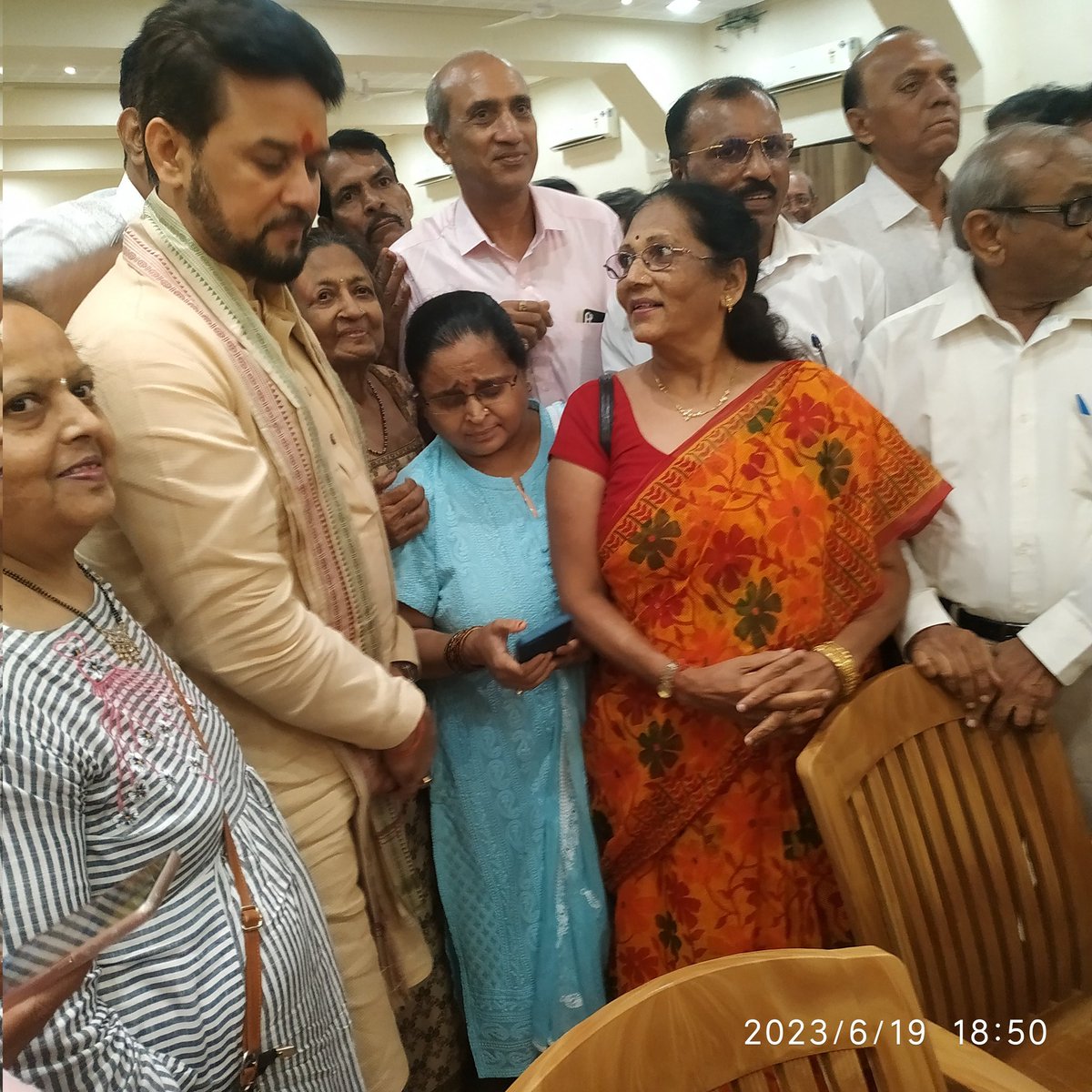 PremlataLalwani's tweet photo. @BJP4India 
  केन्द्रीय मंत्री माननीय श्री अनुराग ठाकुर जी नेभाजपा वरिष्ठ कार्यकर्ताओं के साथ  मोदी सरकार के 9 वर्षों के कार्यों व उपलब्धियों को साझा किया.
#PMModi 
#devndrafadanvis
# https://t.co/jhIk6FbIw5