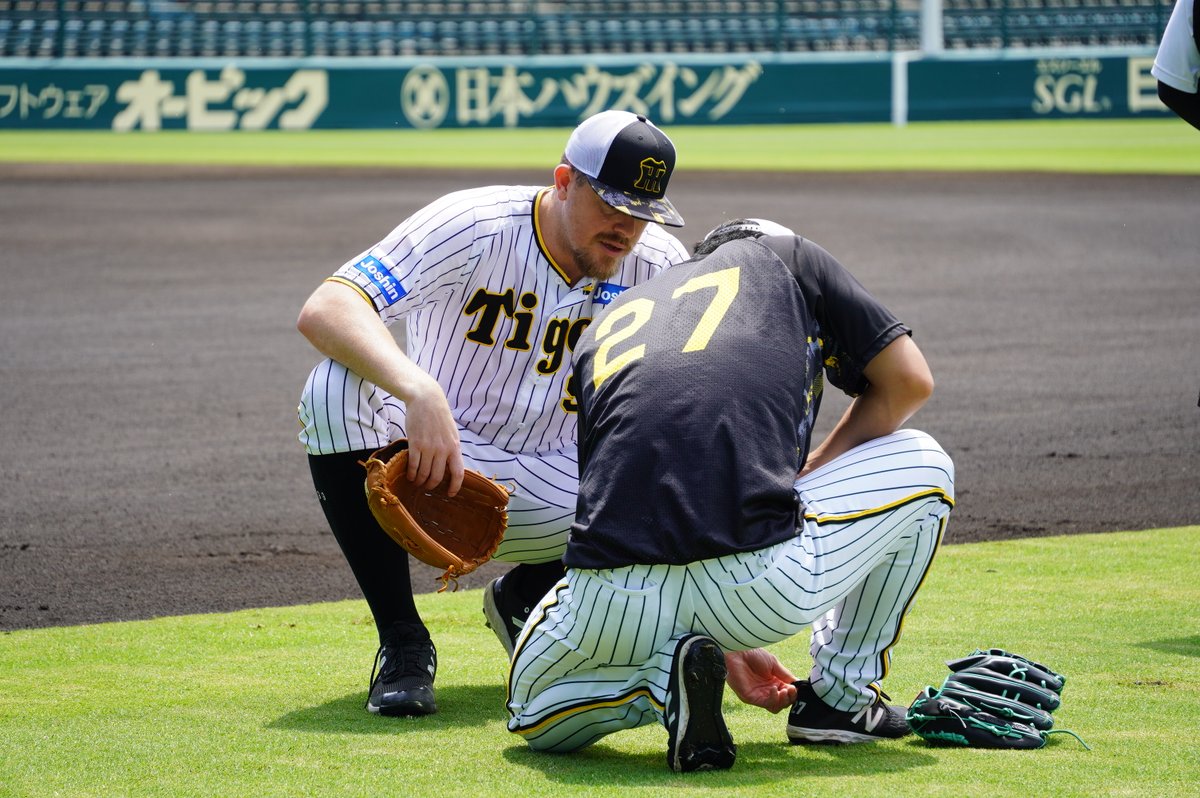 【20日の投手指名練習】
スパイク談義でしょうか。#ビーズリー 投手と #伊藤将司 投手がスパイクをさわりながらお話。
#阪神タイガース #Tigers