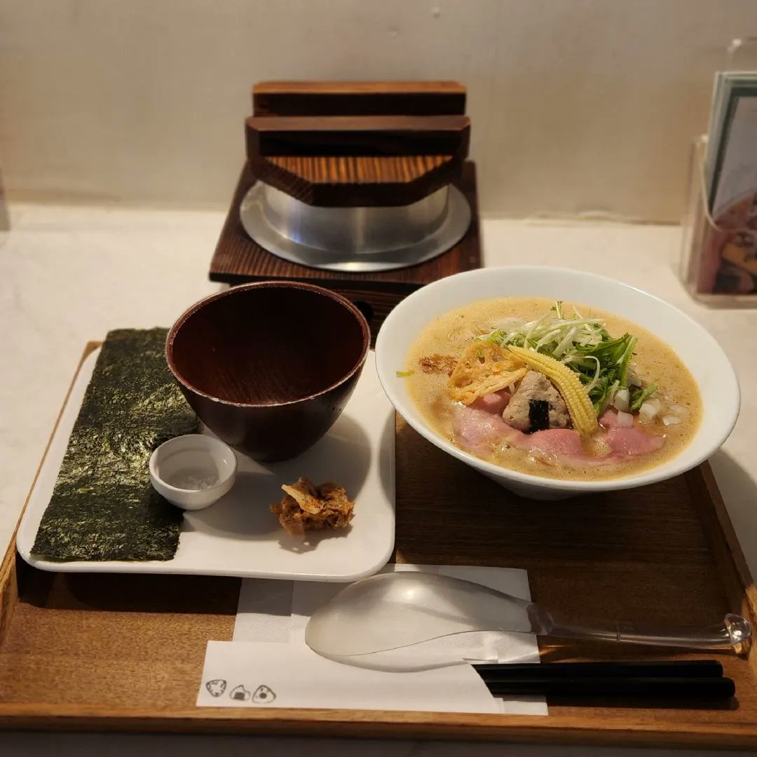 Shige19751025's tweet photo. オコメノカミサマを★4.5と格付けしました。
食べログ『3.63』

《一番人気》
神様のセット￥1,230
(神様からの贈り物ラーメン・羽釜で炊いた銀シャリ)
お店情報→https://t.co/ECWcCEsuQ9 #シンクロライフ https://t.co/RfT6D5pxll