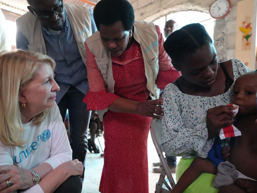 These Haitian families fled the fighting between armed groups and found refuge in a church. @unicefchief and I were struck by their precarious living conditions. This is one of the many informal displacement sites with little access to water, food and health. #HaitiCantWait