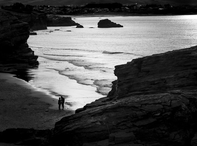 Pido poco.
Buena vista del horizonte, la calma,
unos libros, algo de tiempo
unos versos y un buen vino,
la dicha de mirar la mar (...)
mientras saboreo esos versos
para mirarme en tus ojos
mientras los lees
mientras te leo.

@FerranGarrido
#AlaTierraTeEscribo
📷@adolur