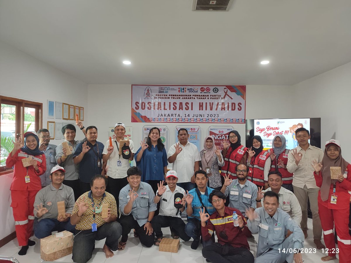 kpapdki's tweet photo. Adhi - Minarta, KSO yaitu pekerjaan pembangunan pengamanan pantai di pesisir teluk Jakarta, di kapuk muara penjaringan bekerjasama dengan Komisi Penanggulangan AIDS DKI Jakarta dalam memberikan Sosialisasi HIV AIDS pd pekerja
Yang dilaksanakan 
Hari Rabu tanggal 14 Juni 2023 https://t.co/mMdQ5MUiVw
