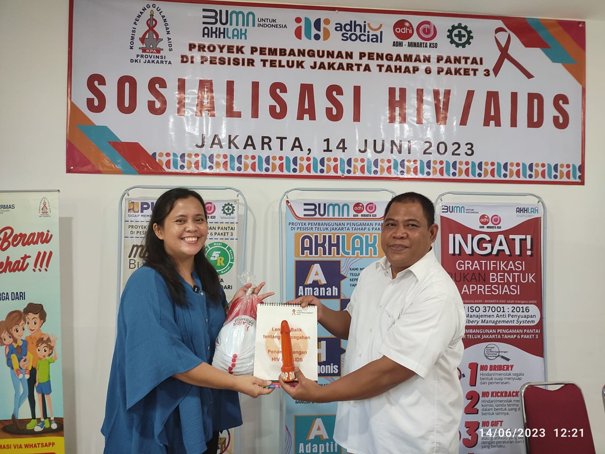 kpapdki's tweet photo. Adhi - Minarta, KSO yaitu pekerjaan pembangunan pengamanan pantai di pesisir teluk Jakarta, di kapuk muara penjaringan bekerjasama dengan Komisi Penanggulangan AIDS DKI Jakarta dalam memberikan Sosialisasi HIV AIDS pd pekerja
Yang dilaksanakan 
Hari Rabu tanggal 14 Juni 2023 https://t.co/mMdQ5MUiVw