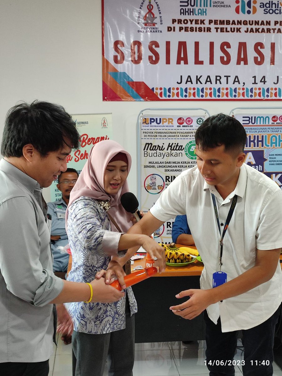 kpapdki's tweet photo. Adhi - Minarta, KSO yaitu pekerjaan pembangunan pengamanan pantai di pesisir teluk Jakarta, di kapuk muara penjaringan bekerjasama dengan Komisi Penanggulangan AIDS DKI Jakarta dalam memberikan Sosialisasi HIV AIDS pd pekerja
Yang dilaksanakan 
Hari Rabu tanggal 14 Juni 2023 https://t.co/mMdQ5MUiVw