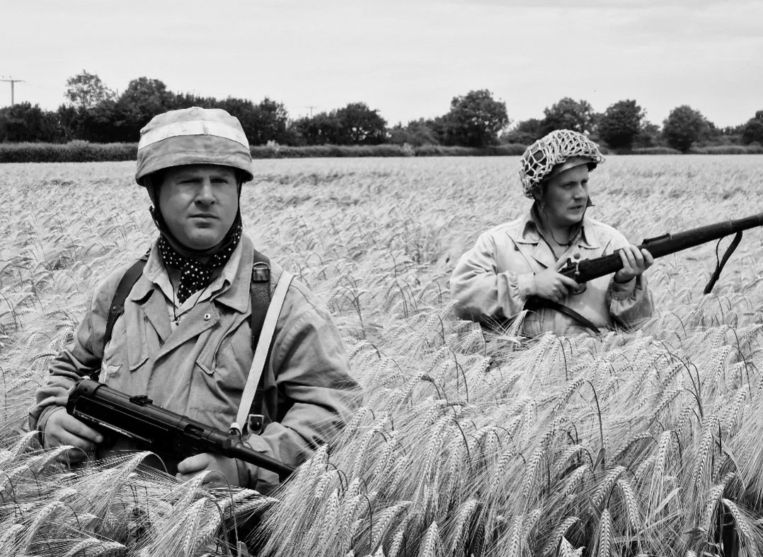 Feldwebel Gluth and Gefreiter Ricker scan the tall barley for any signs of the enemy 

🚫 NON POLITICAL 🚫 

#fallschirmjäger #Luftwaffe #ww2 #reenacters #Mp40 #K98 #deactivated #ww2reenactment #blackandwhitephotography