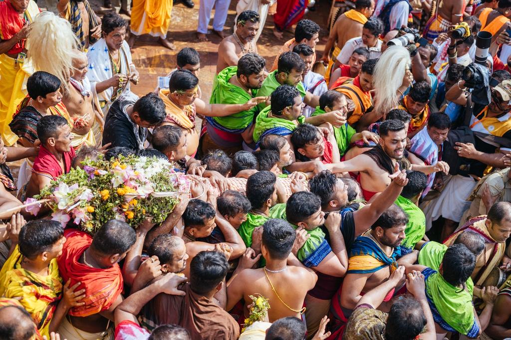 OdiaSpiritual's tweet photo. ଶ୍ରୀସୁଦର୍ଶନ ଦେବ ରଥକୁ ପହଣ୍ଡି ବିଜେ ଅପୂର୍ବ ଦୃଶ୍ୟ 🙏
The 'Pahandi Bije' of Shree 'Sudarshana Deba'.
#RathaYatra #Spiritualknowledgeodia 
#RathaYatra2023 #JayJagannatha #JaiJagannatha #ShreeMandira #SanskrutiOdia
#JayJagannatha #RathaYatra2023 #Pahandi https://t.co/6oLWFB7n48