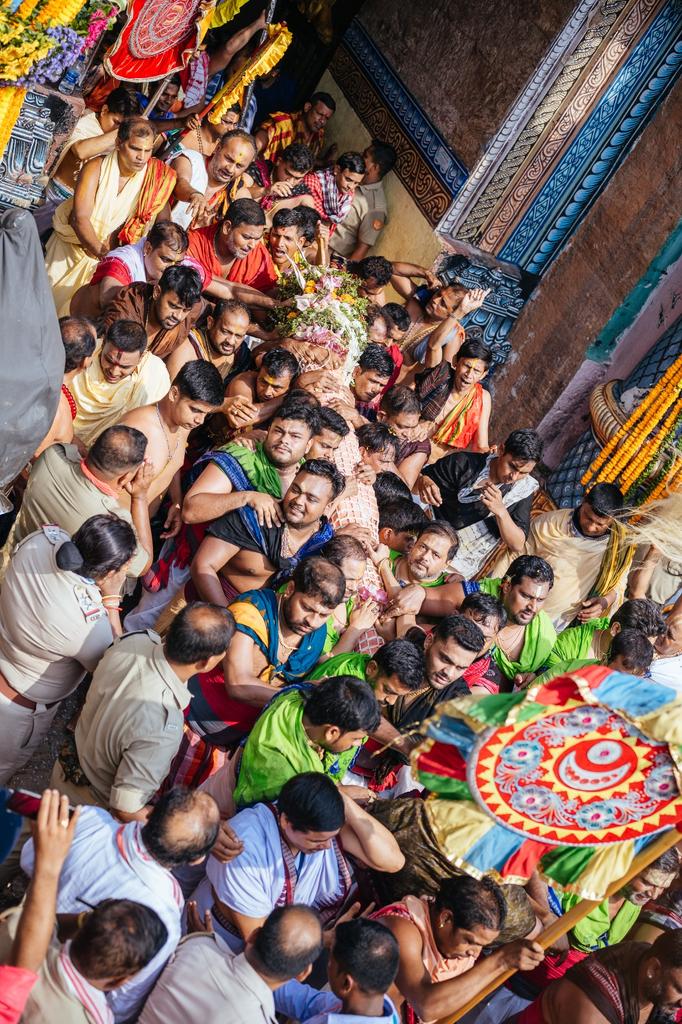 OdiaSpiritual's tweet photo. ଶ୍ରୀସୁଦର୍ଶନ ଦେବ ରଥକୁ ପହଣ୍ଡି ବିଜେ ଅପୂର୍ବ ଦୃଶ୍ୟ 🙏
The 'Pahandi Bije' of Shree 'Sudarshana Deba'.
#RathaYatra #Spiritualknowledgeodia 
#RathaYatra2023 #JayJagannatha #JaiJagannatha #ShreeMandira #SanskrutiOdia
#JayJagannatha #RathaYatra2023 #Pahandi https://t.co/6oLWFB7n48