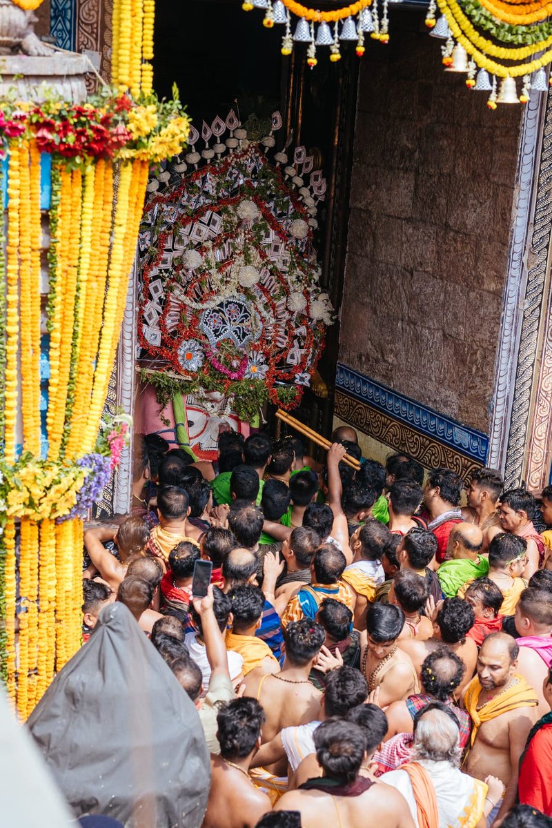 OdiaSpiritual's tweet photo. ଭକ୍ତିମୟ ପରିବେଶରେ ବଡ଼ଠାକୁର ଶ୍ରୀବଳଭଦ୍ର ତାଳଧ୍ଵଜ ରଥକୁ ପହଣ୍ଡି ବିଜେର ଅପୂର୍ବ ଦୃଶ୍ୟ 🙏
'Pahandi Bije' of 'Badathakura Shree Balabhadra' to the 'Taladhwaja Ratha'.
#RathaYatra #Spiritualknowledgeodia 
#RathaYatra2023 #JaiJagannatha #ShreeMandira #SanskrutiOdia
#RathaYatra2023 #Pahandi https://t.co/OBzUtu7q08