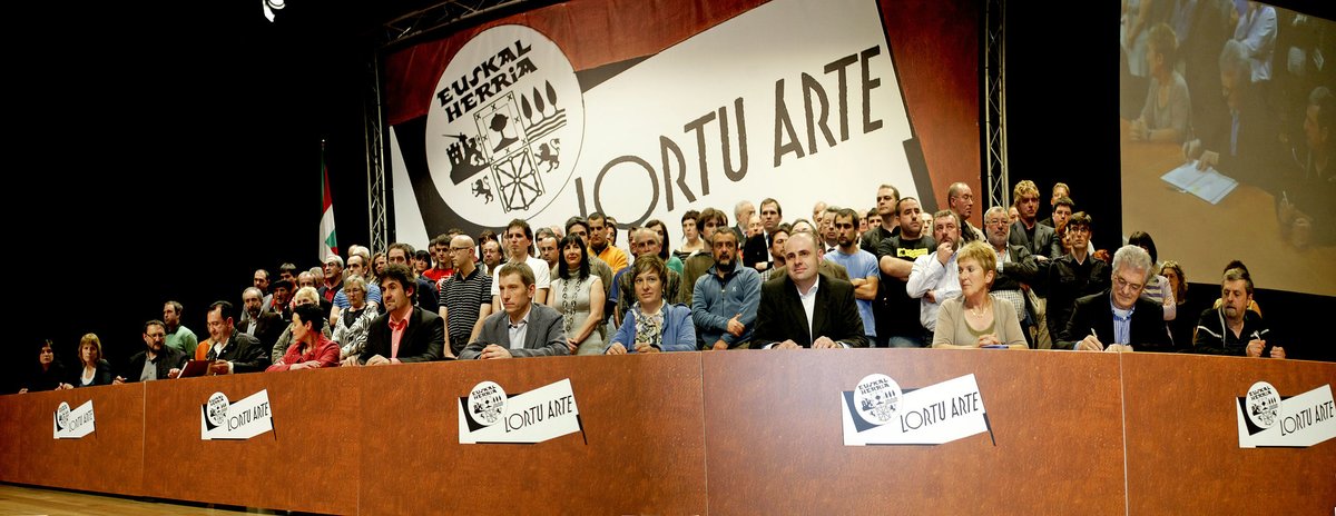 ealkartasuna's tweet photo. 1⃣3⃣ urte betetzen dira Ezker Abertzaleak eta Eusko Alkartasunak 'Indar politiko independentisten arteko akordioaren oinarri estrategikoak' (#LortuArte akordioa) sinatu genuenetik.

1️⃣3⃣ urte luze independentzia eta bakea zorrozten.

Mila esker posible egin zenuten guztioi! https://t.co/APZasKlU2F