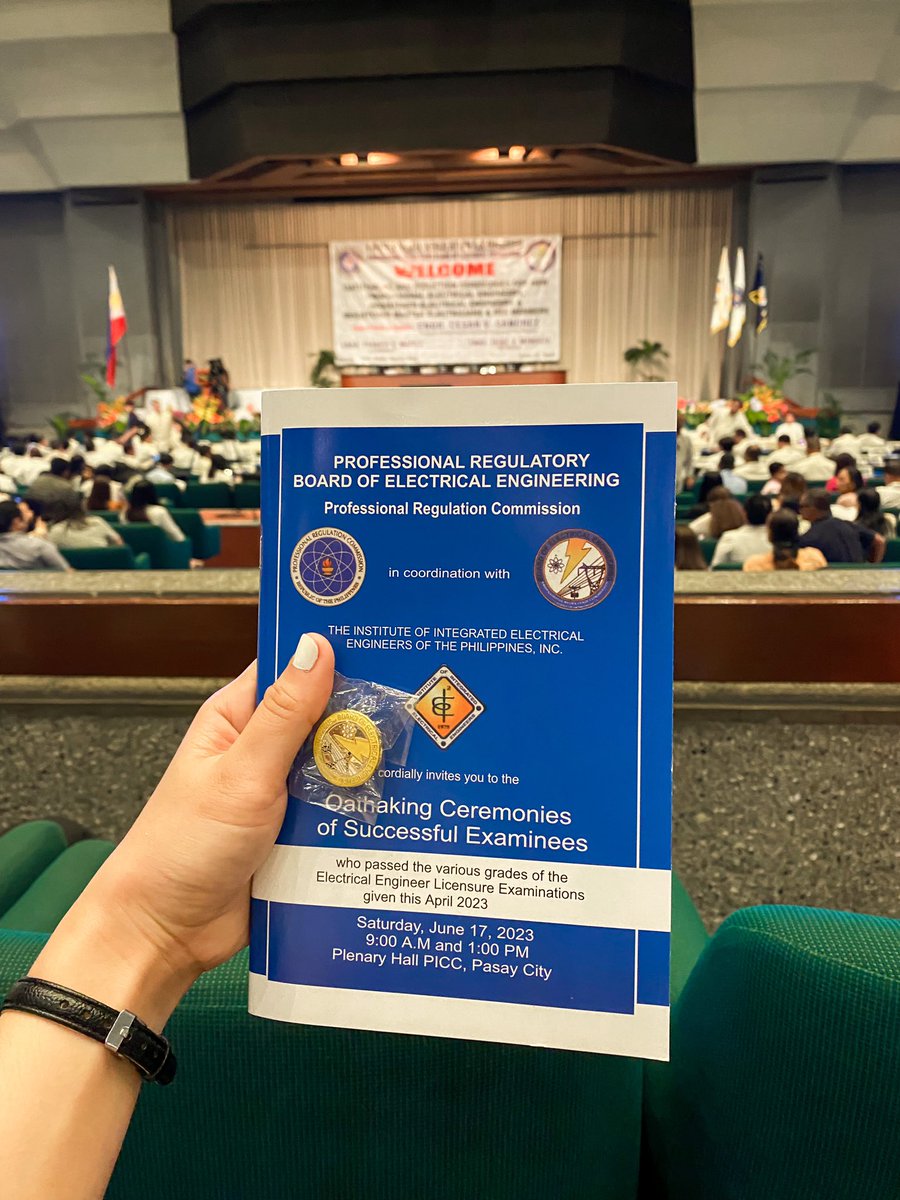 MariaAglipay's tweet photo. and when I say I can do anything if I set my mind to it, this is what I mean. here’s a beautiful reminder to myself that I am so much bigger than my worries and that my dream will always outweigh my fears.

finally and officially, a full-pledged Registered Electrical Engineer. ⚡️ https://t.co/g3MpPyX71j