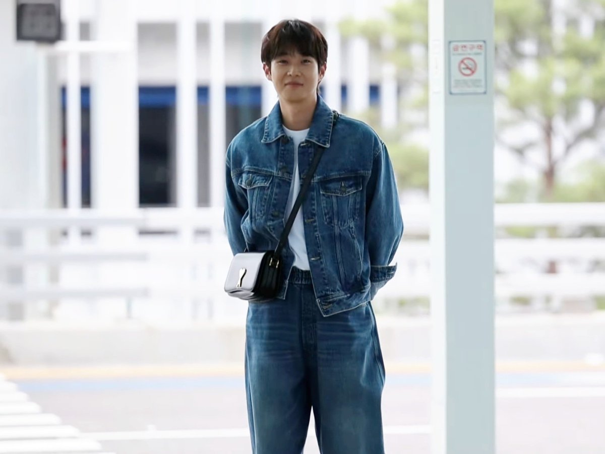 wooshik2021's tweet photo. 뒷짐 지고 흐뭇하게(??) 미소 짓고 있다가 기자님들 말 잘 안들린다고 하는 최우식💙 https://t.co/2fikSes36P