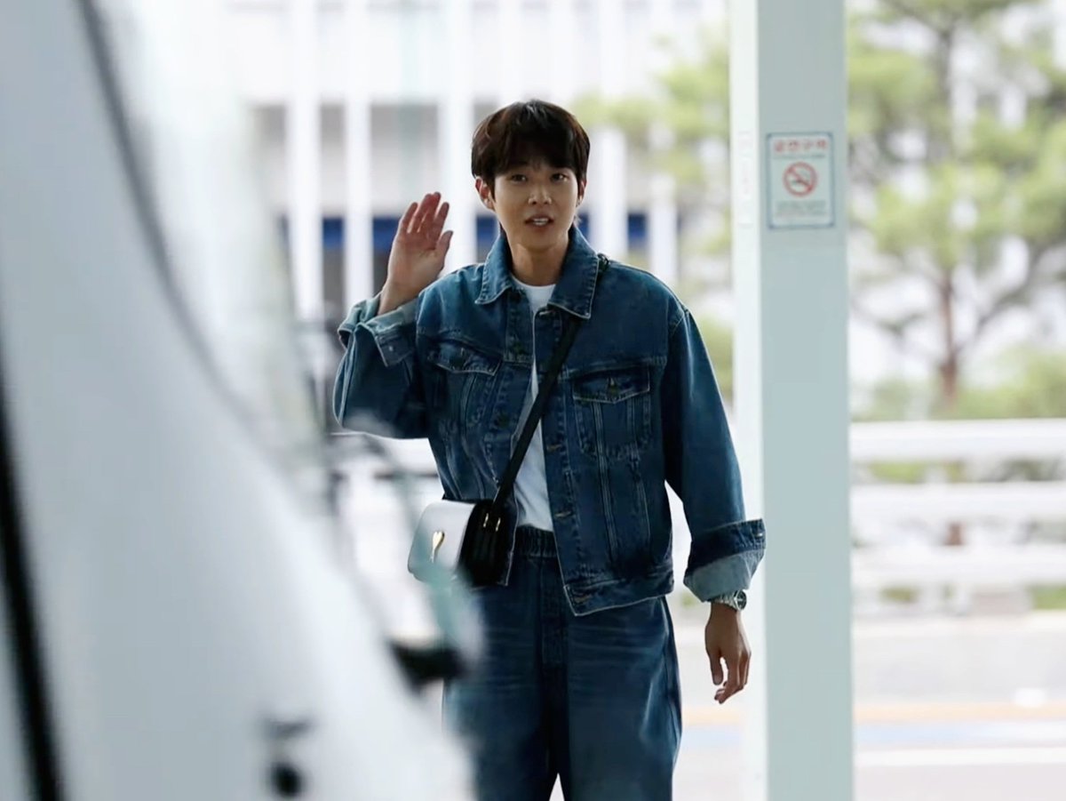 wooshik2021's tweet photo. 뒷짐 지고 흐뭇하게(??) 미소 짓고 있다가 기자님들 말 잘 안들린다고 하는 최우식💙 https://t.co/2fikSes36P