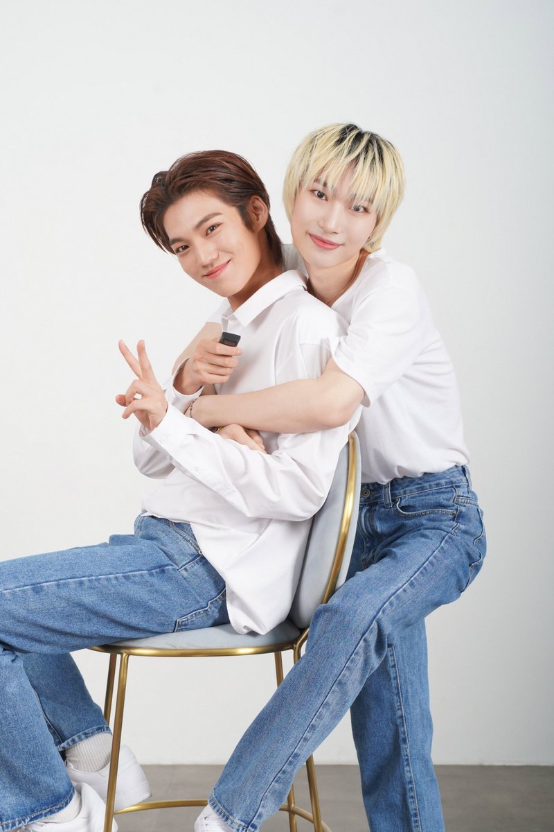「SUPERKIND First Anniversary」

<📸Family Portrait #PRID> 

ღ #Daemon  #Eugene  #Geon 
ღ #SiO  #JDV 

#1YearWithSUPERKIND  #SUPER_ONE_YEAR  #슈퍼카인드와_함께한_1년 #SUPERKIND