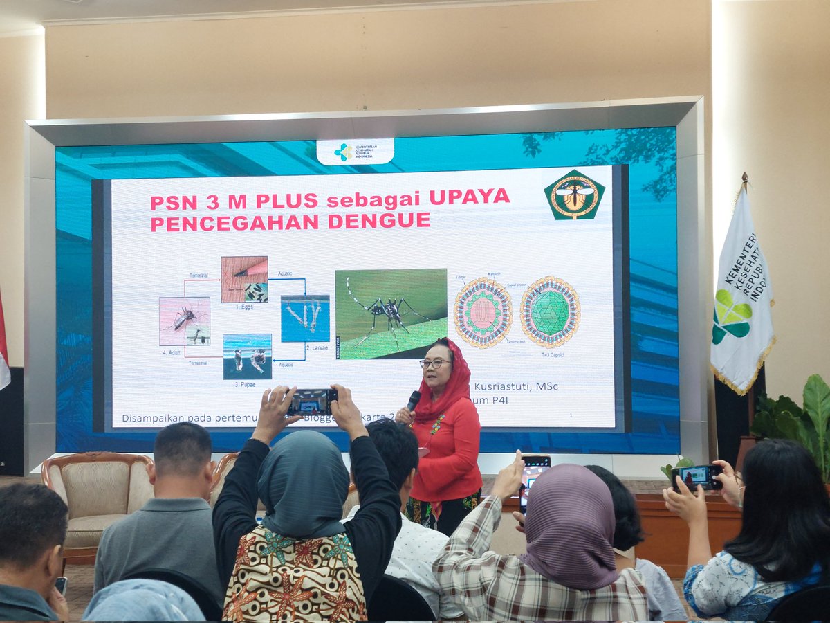 Seru banget penjelasan Dr.dr.Rita Kusriastuti, MSc. 
Beliau paham banget kalau nyamuk-nyamuk itu perilakunya berubah. Dari yang sebelumnya berkembang di bak mandi, bak mandi sering disikat, pindah ke dispenser, pot bunga, air buangan AC

#ASEANdengueday #ADD2023