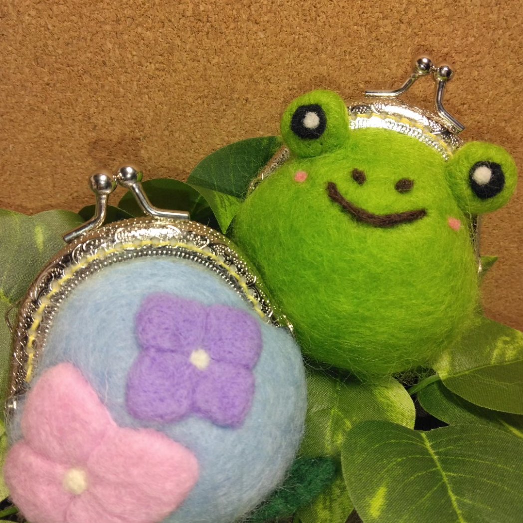 kohou_an's tweet photo. 羊毛フェルトの
がま口👛に挑戦中✌

がま口だけに…まずはカエルくん🐸
そして…カエルと言ったらやっぱり紫陽花かな？

布のがま口はいくつも作ったけれど、羊毛のがま口も楽しいですね🎵
デザインも色々楽しめそうです🤣

つぎは、どんながま口にしようかな😁

#羊毛フェルト
#かえる
#kohou_an https://t.co/vXswy9iHkR