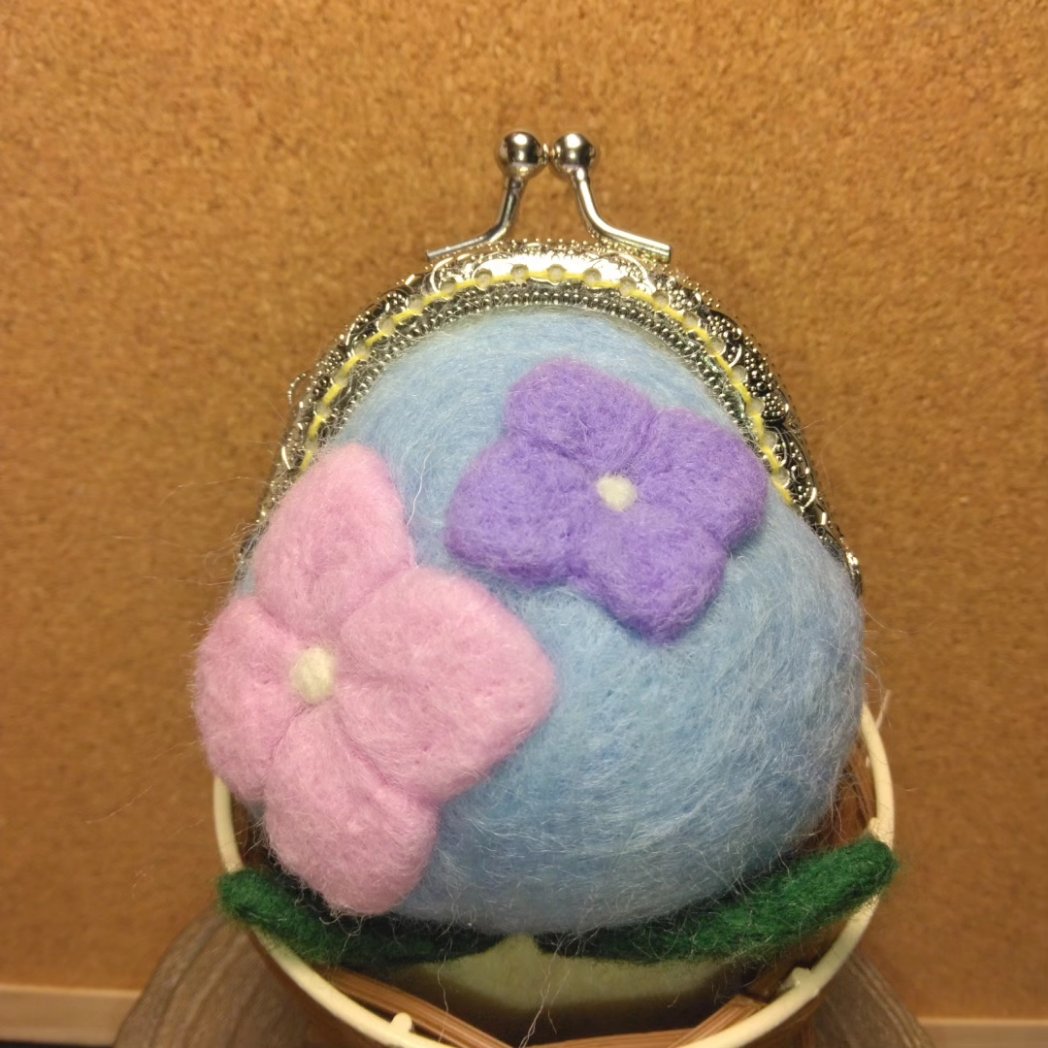 kohou_an's tweet photo. 羊毛フェルトの
がま口👛に挑戦中✌

がま口だけに…まずはカエルくん🐸
そして…カエルと言ったらやっぱり紫陽花かな？

布のがま口はいくつも作ったけれど、羊毛のがま口も楽しいですね🎵
デザインも色々楽しめそうです🤣

つぎは、どんながま口にしようかな😁

#羊毛フェルト
#かえる
#kohou_an https://t.co/vXswy9iHkR