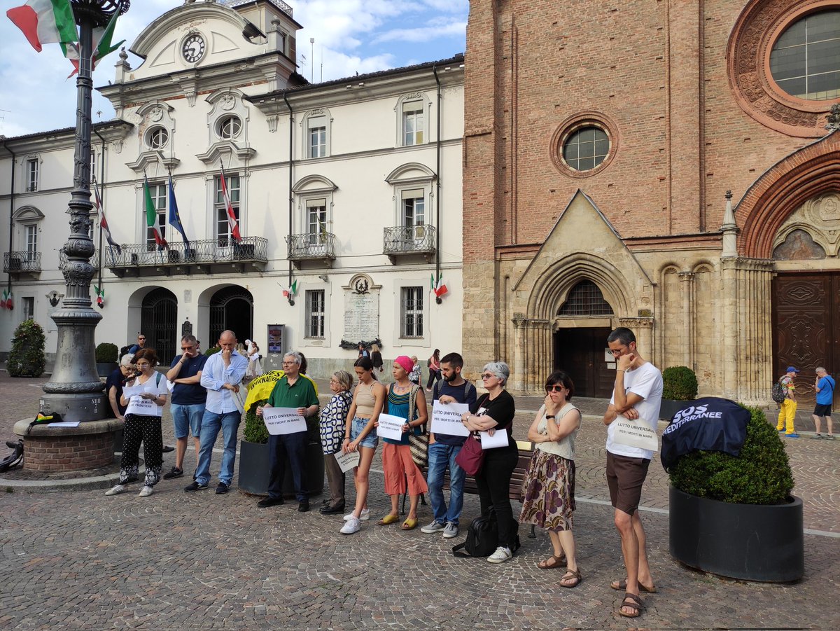 AmnestyAsti's tweet photo. #fermarelastrage 
Ieri in piazza ad Asti con la Rete Welcoming Asti per chiedere un impegno al governo italiano affinché stragi in mare non accadano più.
#westandwithrefugees
@AmnestyPiemonte @AmnestyAsti https://t.co/PhVJD2JHBr