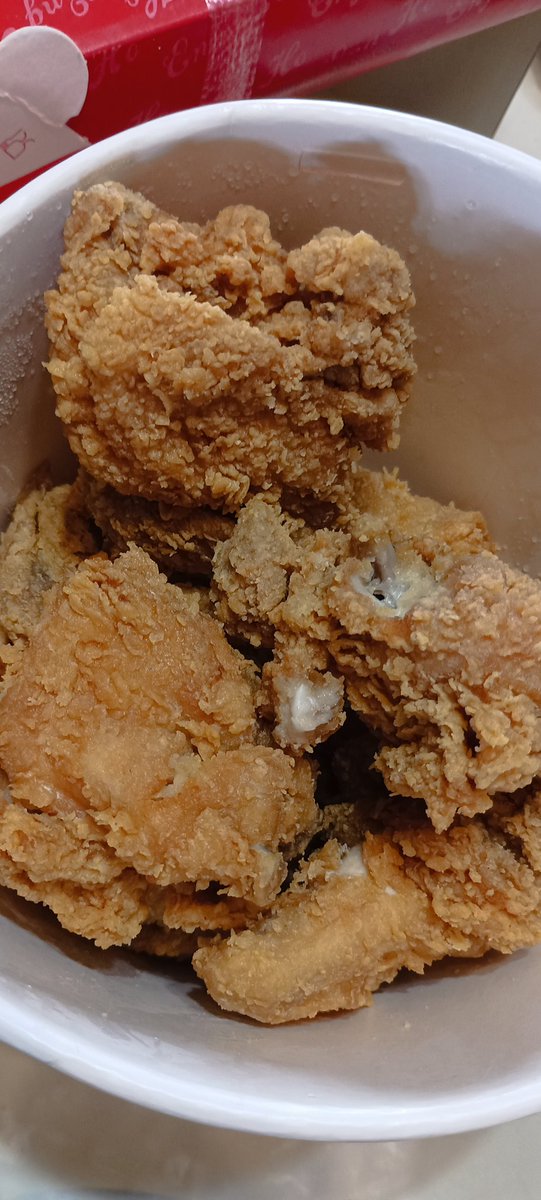 BlazinBear26's tweet image. Bought Jollibee 10pc bucket chickenjoy

Contents:
2 legs
2 breast
6 wings 🤣🤣🤣

We gonna fly fly awaaaaay #jollibee #chickenjoy #wings