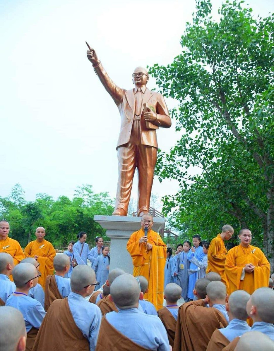 Dhammachakra2's tweet photo. वियतनाम के बुद्धिस्ट यूनिवर्सिटी कैंपस में डॉ. बाबासाहेब आंबेडकर के स्टेचू का अनावरण किया गया. इस समय बुद्धिस्ट टुडे सोसाइटी ऑफ़ वियतनाम के गणमान्य भिक्खु गण, विद्यार्थी मौजूद थे. https://t.co/zuowHYle55