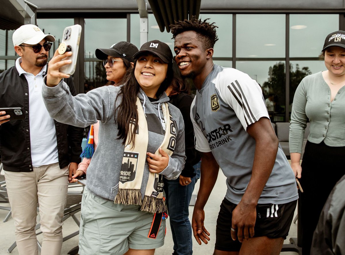 LAFCPrideRepub's tweet photo. What a day!!!  It was an honor to visit the @lafc training facility. 
Thank you to LAFC for allowing us a sneak peek into a training session.  And thank you to the players who were so gracious and friendly.  Not all heroes wear capes!  💪🏽 

#lafc #lafcpriderepublic #lafc3252 https://t.co/ryx1T3Hc8V