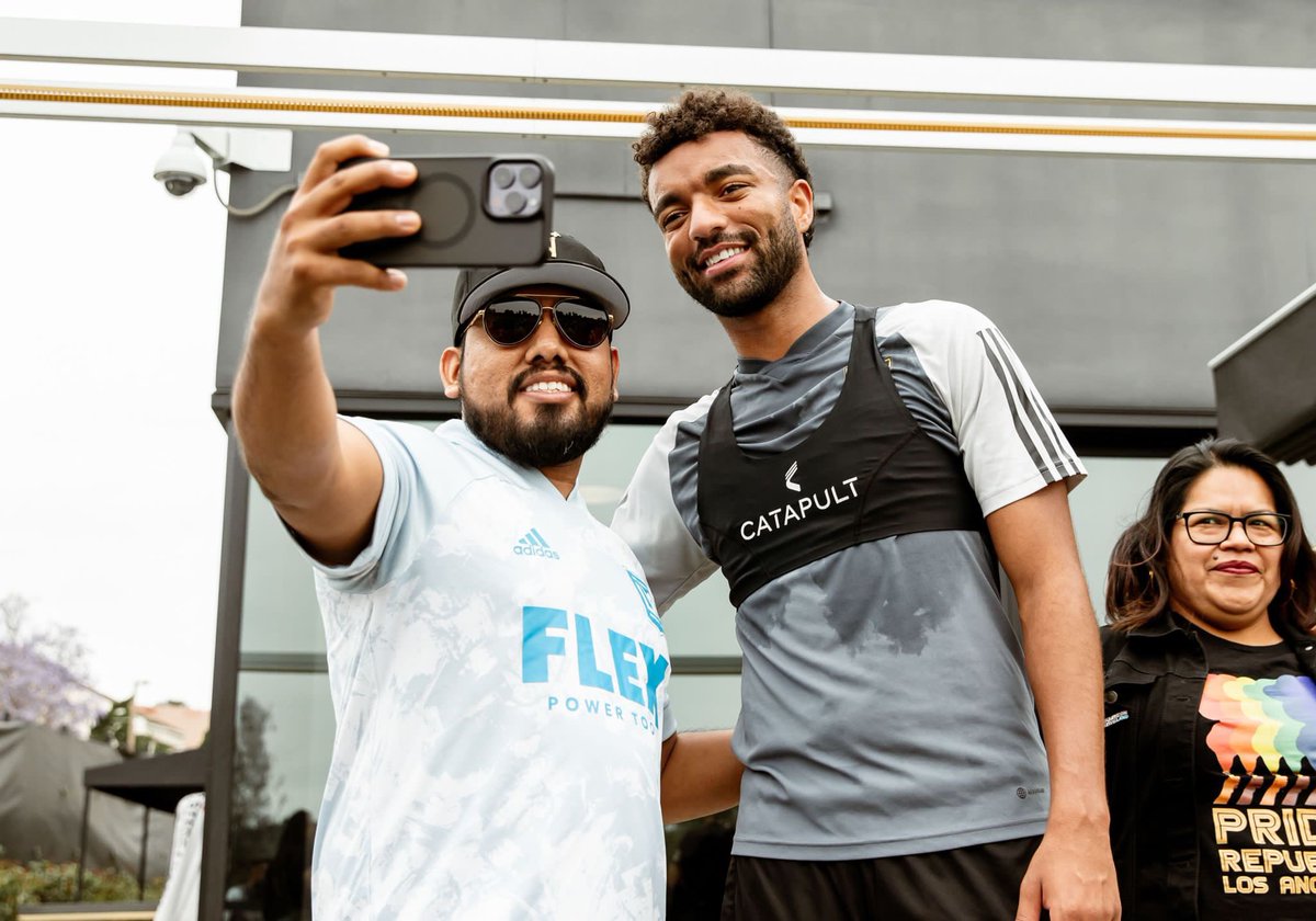 LAFCPrideRepub's tweet photo. What a day!!!  It was an honor to visit the @lafc training facility. 
Thank you to LAFC for allowing us a sneak peek into a training session.  And thank you to the players who were so gracious and friendly.  Not all heroes wear capes!  💪🏽 

#lafc #lafcpriderepublic #lafc3252 https://t.co/ryx1T3Hc8V