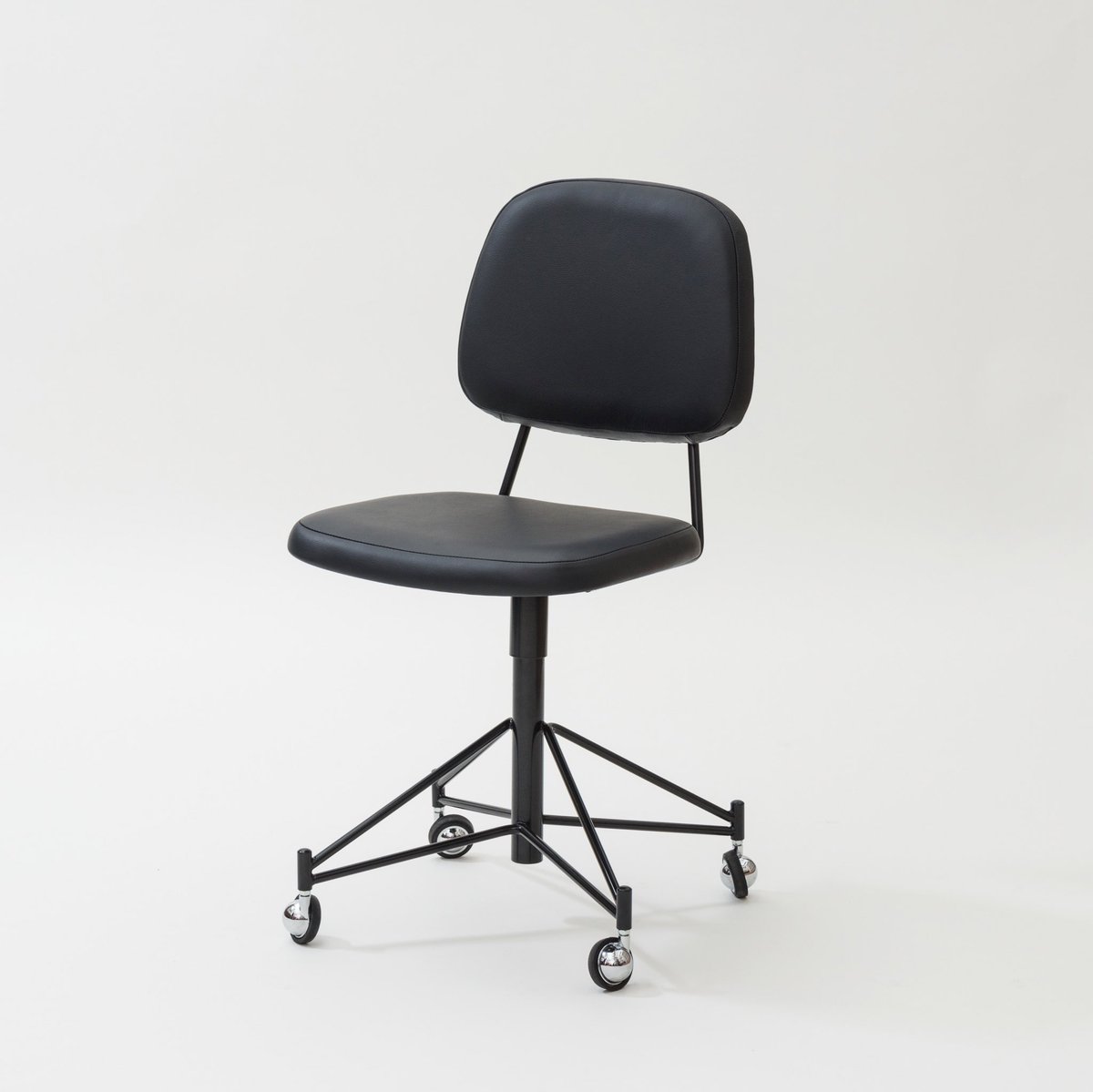 METROCS_jp's tweet photo. 53｜
Product：CM231 Chair（1956）
Design：Pierre Paulin
Brand：METROCS®︎
2018年復刻生産

#メトロポリタンギャラリー30周年
#メトロポリタンギャラリープロダクト年表
#メトロクス東京20周年
#designproduct
#productdesign
#interior
#interiordesign

https://t.co/Isn7aiJVJ7 https://t.co/SDJNPhYjcV