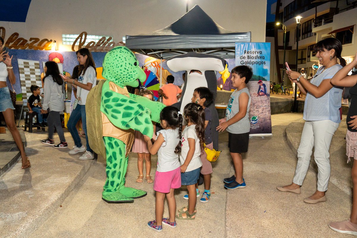 Celebramos el IV Aniversario de la renombrada Reserva de Biosfera Galápagos con una feria educativa que presentó los principales programas en los que de involucra la comunidad.