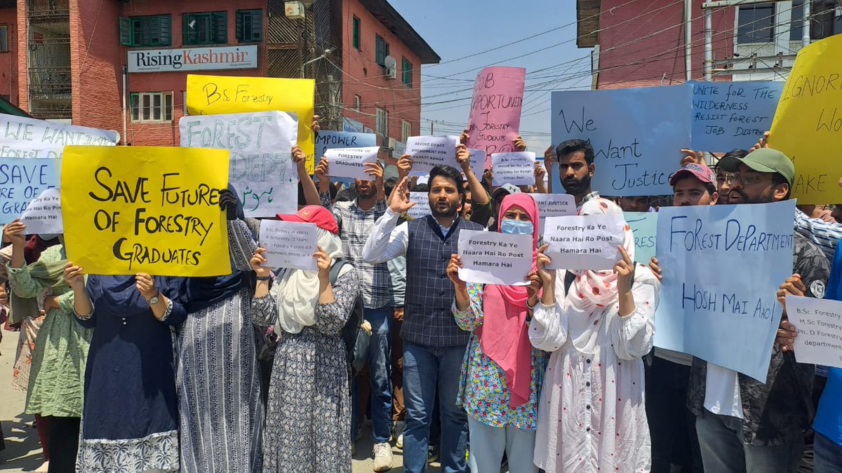 fswa5039's tweet photo. 🪧 STUDENTS BATTLE FOR EXCLUSIVE RANGE OFFICER ROLES.

Sher-E-Kashmir University of Agricultural Science and Technology Kashmir (SKUAST-K) has become a Forestry Graduates battleground as students who Protesting. https://t.co/3pnPPVTclN