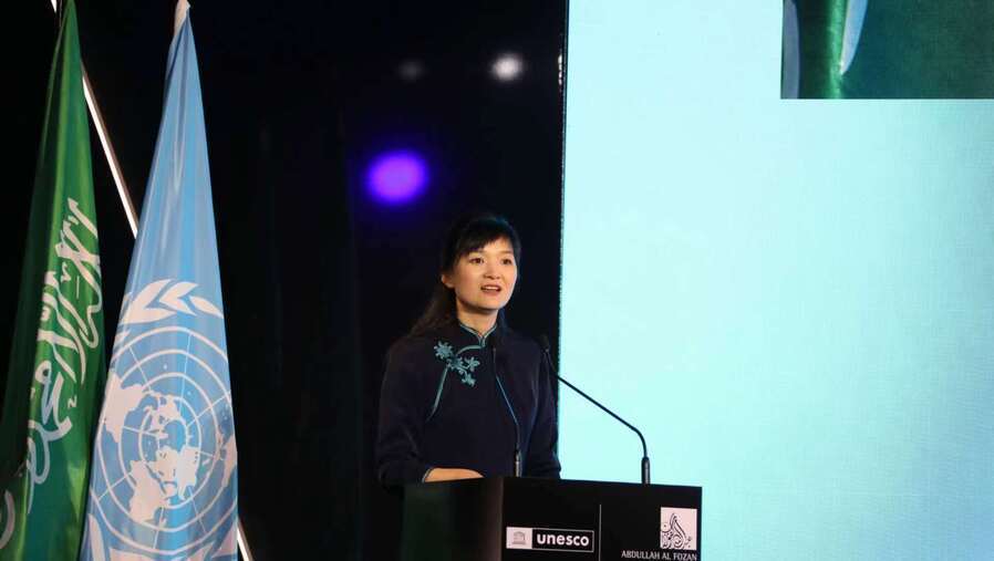 guangzhou_daily's tweet photo. 法國巴黎當地時間2023年6月19日，中國科學院古脊椎動物與古人類研究所研究員付巧妹被授予聯合國教科文組織——阿勒福贊科學、技術、工程、數學領域傑出青年科學家國際獎（簡稱“阿勒福贊獎”），以表彰其通過古基因組構建歐亞大陸早期人羣遺傳歷史的重要原創性工作，從進化角度為人類的健康與適應問題帶來新的見解。
@UNESCO #prize #genetics