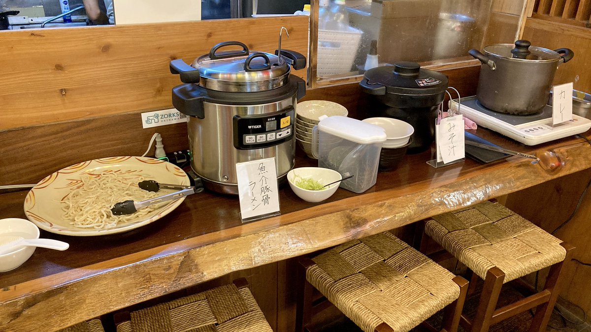 momorindayo's tweet photo. 栄町で間借りランチ営業中の油麺行ってきた！
今日は?中華系メイン。無くなると都度都度追加してくれるのでタイミング良ければアツアツが食べられる👌まさかのラーメンもあって笑った😇汁物代わりにラーメン食べるのウケる😇
13時に来たらノーゲスだったので近くでゆっくりお昼食べたい人はいいかも！ https://t.co/2qmHVmt7tP