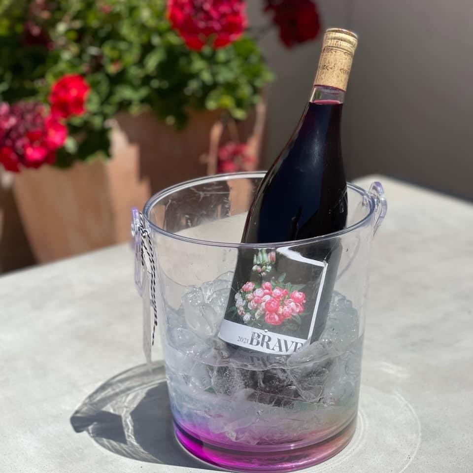 Chilled Red Wine is HOT these days! Ali’s #smithstorybrave is a #carbonicmaceration #wine made from #syrah in 2021 & #zinfandel in 2022. Less than 100 cases made each vintage and is loved by all. 🍇  #braveryhidesinbeautifulplaces #breastcancersurvivor #sonomawine #redchilledwine