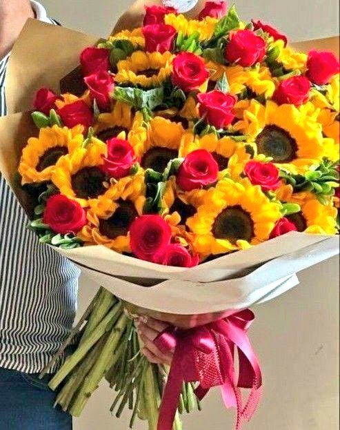 sunflowerchives's tweet photo. red &amp; yellow colors in life 🌻🌹 https://t.co/8rPfLDijHq