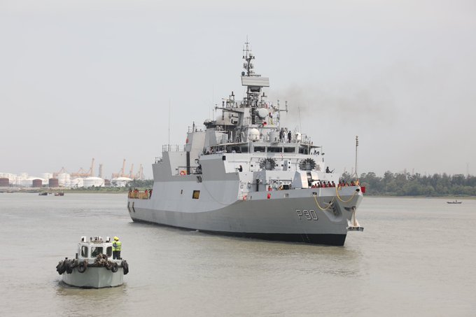 #IndianNavy's indigenous ASW Corvette #INSKiltan accorded a warm welcome by #BangladeshNavy on arrival at Chattogram, Bangladesh.  As part of GoI's #OceanRingofYoga initiative joint Yoga with Bangladesh Navy planned on #IDY2023. #YogaforVasudhaivaKutumbakam

@moayush
@IN_HQENC