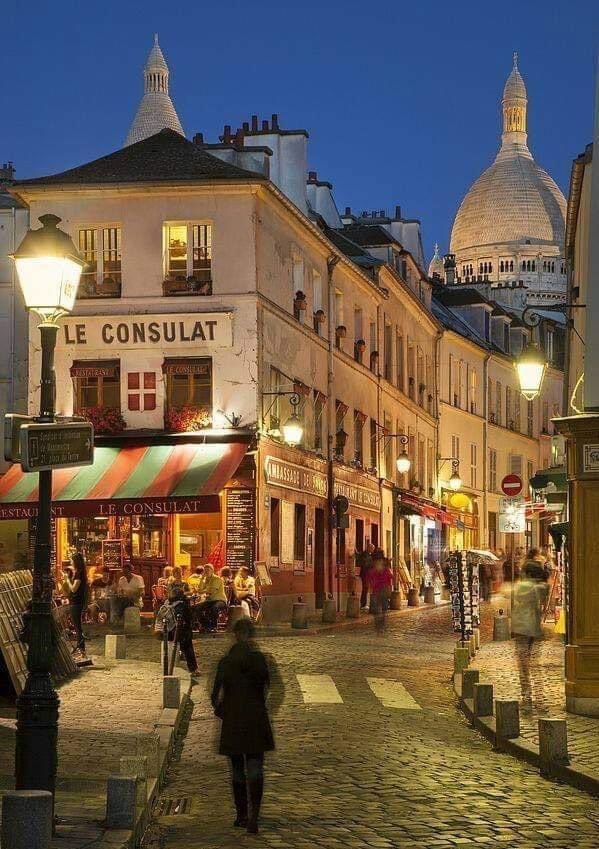 Twilight over the cobblestone streets of Monmartre with Tower of Basilique du Sacre Coeur beyond, in Paris, France 🇫🇷 
📸 IG Brian Jansen