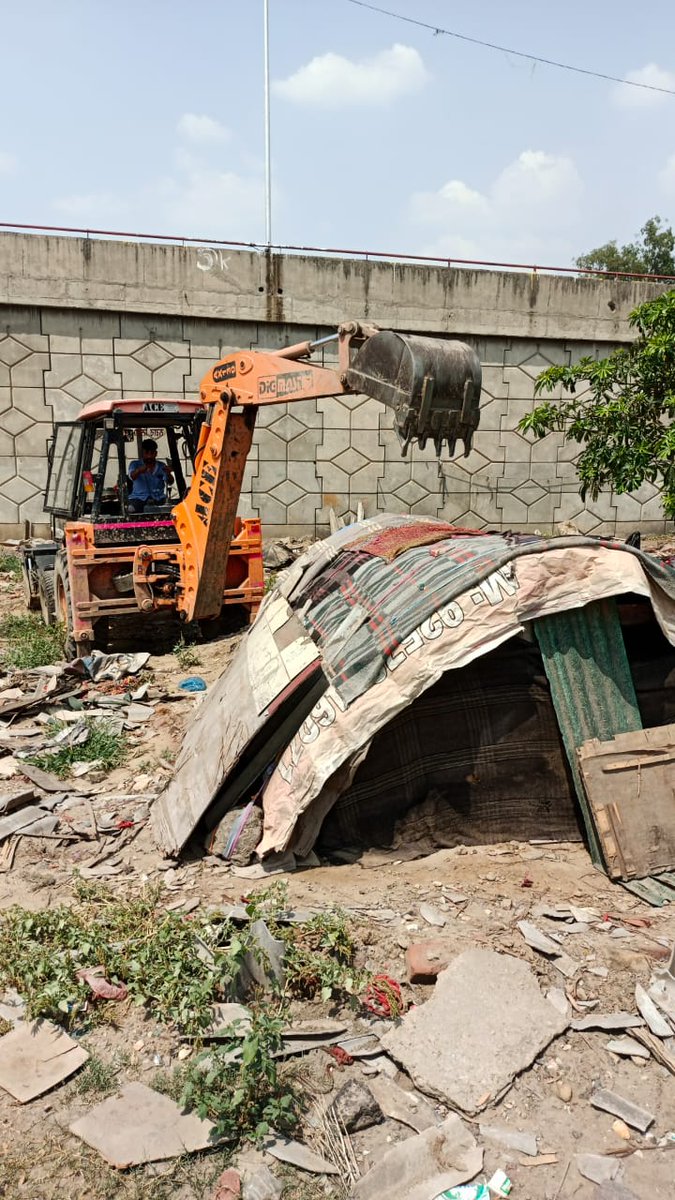 mcldhofficial's tweet photo. MC removes around 30 encroachments from green belt and government land.
.
.
.
#governmentland #civicbody #organised #sherpurchowk #dhandaribrigde #greenbelts #city #strictaction #enroachments #traffic #MCL #MCLudhiana #CMOPunjab https://t.co/VKSFMaiAIy