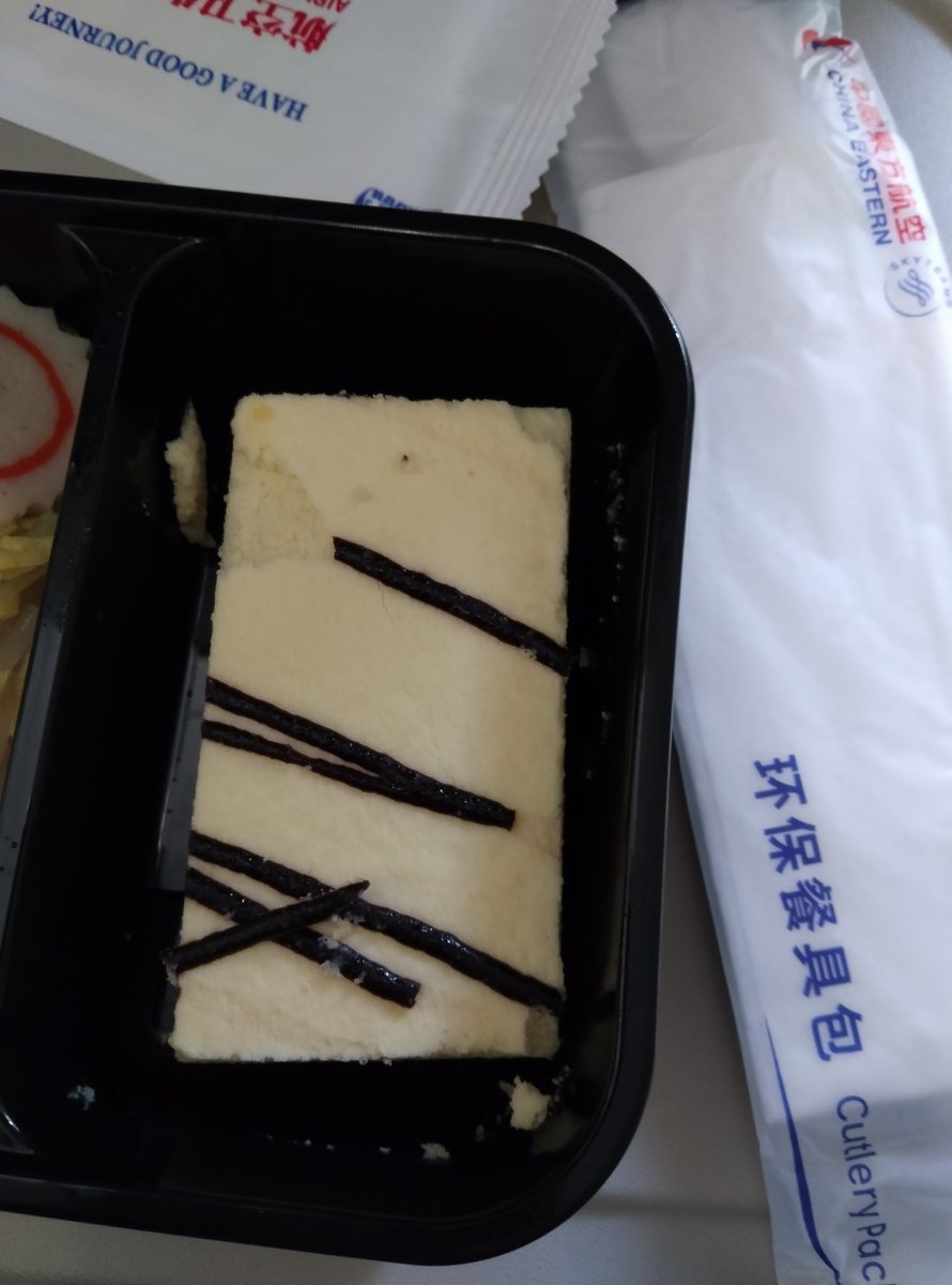 sheep103582's tweet photo. 飛機誤點了一小時，用一頓美味的飛機餐撫慰我空虛的心靈。 #飛機餐 https://t.co/CTkunN17uI