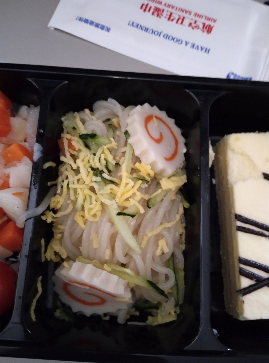 sheep103582's tweet photo. 飛機誤點了一小時，用一頓美味的飛機餐撫慰我空虛的心靈。 #飛機餐 https://t.co/CTkunN17uI