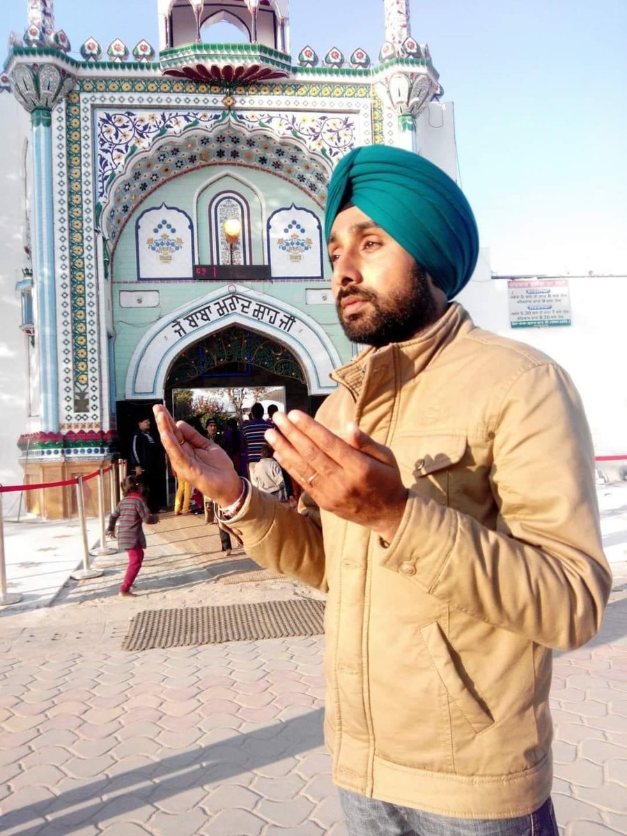 Dosanjhsaab_'s tweet image. ਬੰਦੇ ਦੀ ਤਾਰੀਫ਼ ਤਾਂ ਬਣਦੀ ਹੈ ਬਿਲਕੁੱਲ ਡਰਿਆ ਨੀ ਘਬਰਾਇਆ ਨਹੀਂ,
ਜਦੋਂ ਖਹਿਰੇ ਨੇ ਕਿਹਾ ਜੋ ਜੋ ਵਿਕਾਊ ਮੀਡੀਆ ਹੈ ਆਪਣੇ ਮਾਈਕ ਚੱਕ ਲਵੇ ਤਦੇ ਹਿੱਕ ਥਾਪੜ ਝੱਟ ਕਹਿੰਦਾ ਹਾਂ ਮੈਂ ਵਿਕਾਊ ਹਾਂ ਆਪਣੇ ਸਾਥੀ ਨੂੰ ਕਹਿੰਦਾ ਚੱਕ ਲਾ ਮਾਈਕ..🎤
ਤਰੀਫ ਇਸੇ ਗੱਲ ਦੀ ਹੈ ਬੰਦਾ ਸਭਦੇ ਸਾਹਮਣੇ ਮੰਨਿਆ ਕਿ ਹਾਂ ਮੈਂ ਵਿਕਾਊ ਹਾਂ..

ਜਿਵੇਂ ਉਹ ਕਹਾਵਤ 👇👇