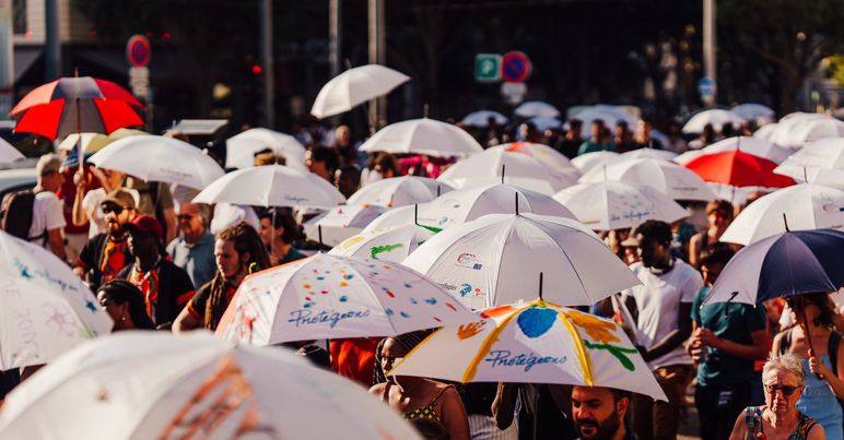 ☂️Journée Mondiale des réfugiés, venez participer à la 19ème Marche des parapluies, organisée par <a href="/forumrefugies/">Forum réfugiés</a> , ce mardi 20 juin à 18h! 
🎉La place Bellecour accueillera un village  associatif, des stands de cuisine, une buvette, animations et concerts.  Venez nombreuses/x!