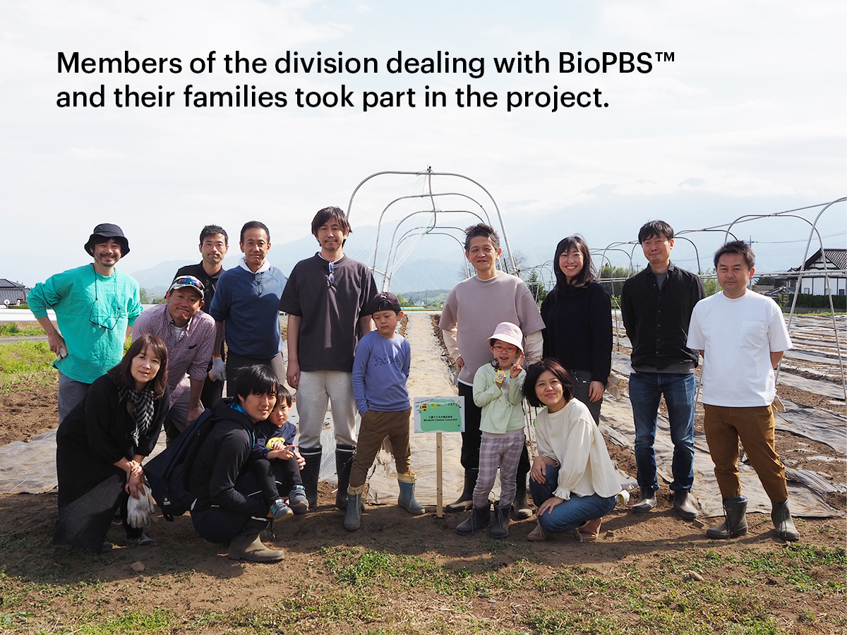 mcgc_en's tweet photo. We are aiming for a circular ecosystem using our #BioPBS™ #biodegradable plastic. In an experiment in Yatsugatake, Japan, used BioPBS™ products are composted and used in growing vegetables etc. Division members and their families took part in the project at the composting site. https://t.co/HcaVhMEi22