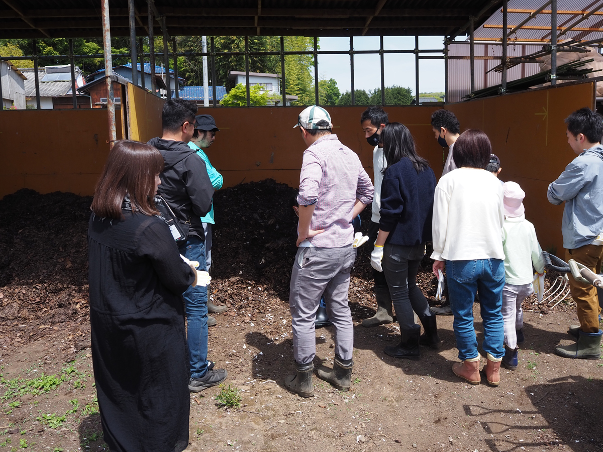 mcgc_en's tweet photo. We are aiming for a circular ecosystem using our #BioPBS™ #biodegradable plastic. In an experiment in Yatsugatake, Japan, used BioPBS™ products are composted and used in growing vegetables etc. Division members and their families took part in the project at the composting site. https://t.co/HcaVhMEi22