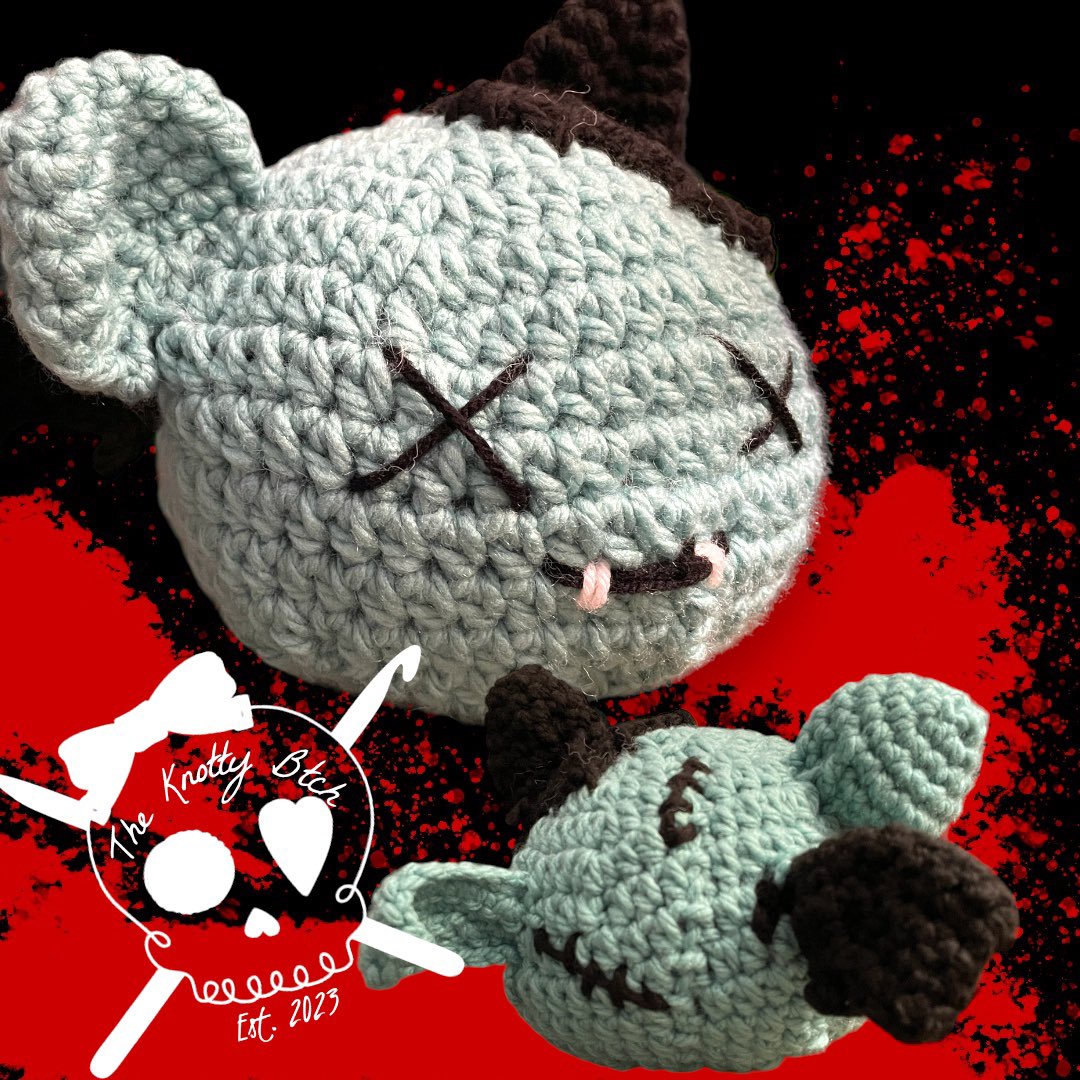 theknottybtch's tweet photo. Franken-bat squish!
🕷️🎃🦇
#theknottybtch #crochetlove #smallbusinessbigdreams #bakersfield #supportsmallbusinessowners #shoplocal #crochet #spooky #bat #Halloween https://t.co/wOAV6Ldn4b