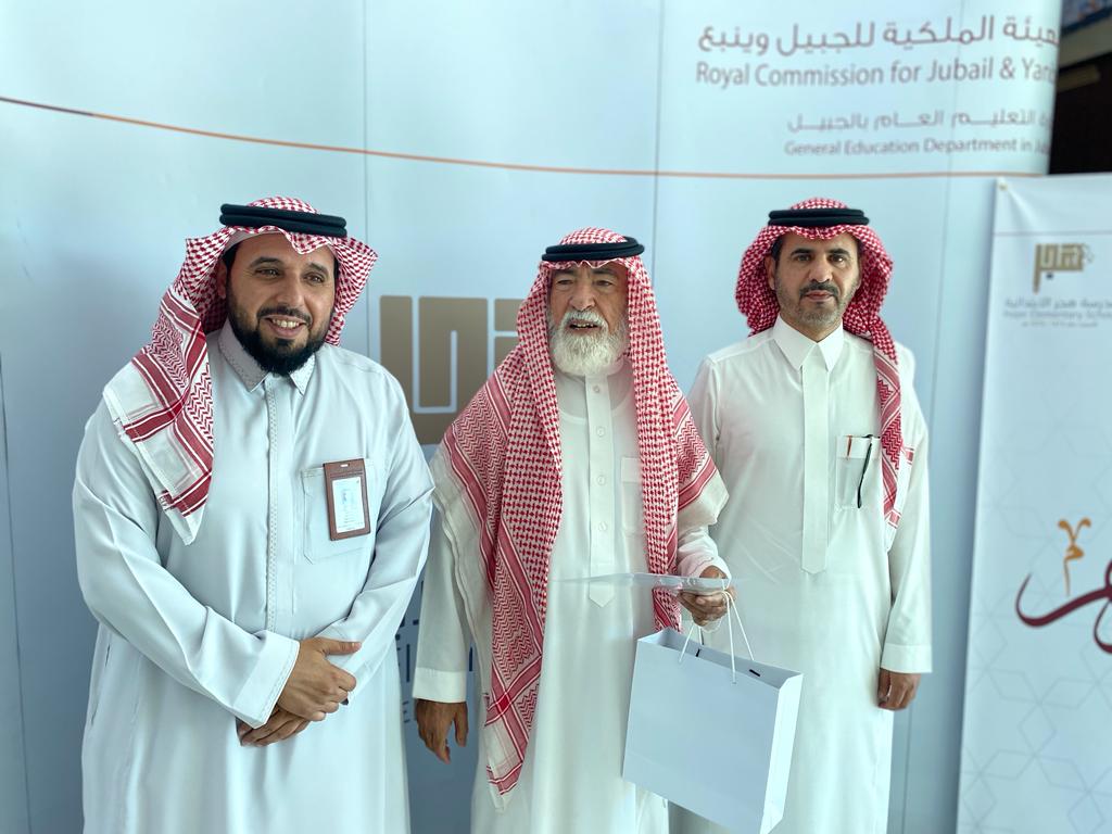 hajersch's tweet photo. تكريم 🎁🎊 | كرمت إدارة #مدرسة_هجر مشرف الحافلات و الأخوة سائقي الحافلة نظير جهودهم المبذولة خلال العام الدراسي 1444 هـ

#الهيئة_الملكية_بالجبيل https://t.co/AiEL7zSGZD